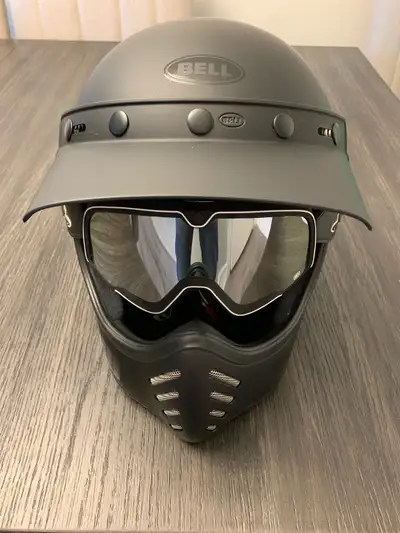 Bell moto lll matte black size medium helmet. Excellent condition. Purchased online and found it to...