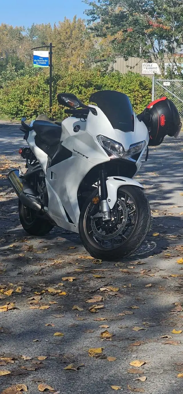 Honda VFR 2015 Deluxe in Sport Touring in City of Montréal - Image 5