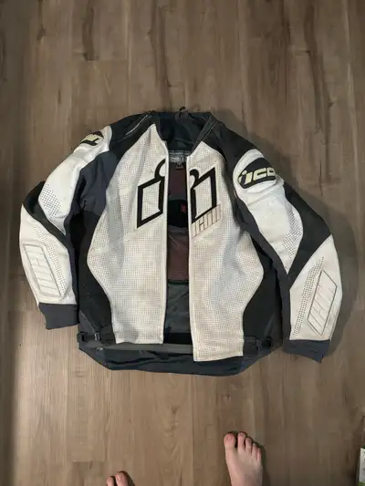 Icon jacket size 2xl Worn in but nothing wrong with it. No holes. Zipper works good. Has removable l...