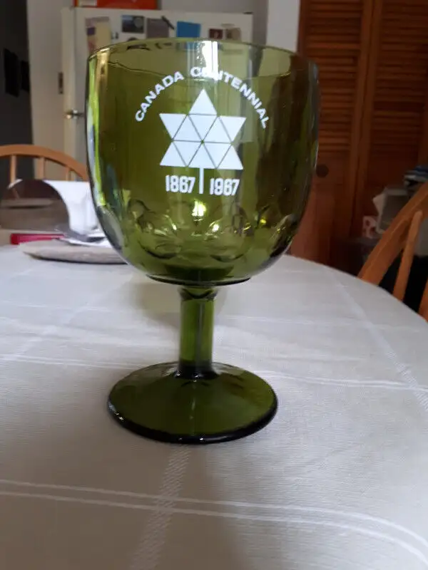 Centennial Green Glass Goblet 1867 - 1967 Quebec Fleur de Leaf in Arts & Collectibles in City of Montréal - Image 3