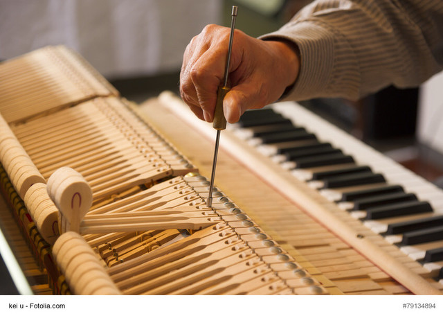 Piano tuning text 514 206-0449 repair accordeur depuis 1971 $88, dans Cordes  à Ville de Montréal