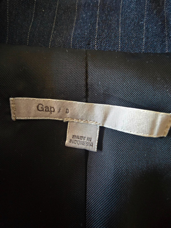 Women's blazer (Gap). Navy blue pinstripe. Size 0 in Women's - Tops & Outerwear in City of Toronto - Image 4
