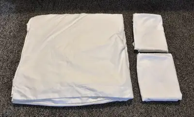 Queen/full white duvet cover with 2 pillow shams, View more