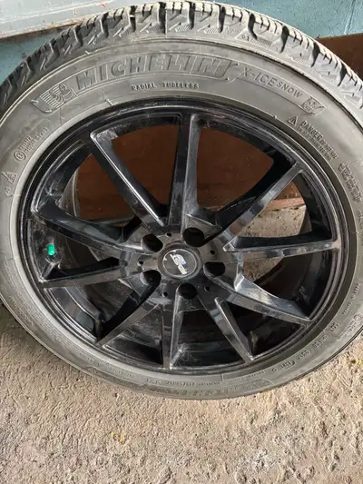 michelin x ice Snow 215 50R 17 pouces 1000km à peine Pour Chevrolet Bolt 2021 Payé 2400$, demande 10...