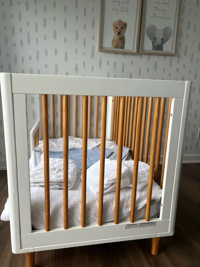 Crib + accessories in Cribs in City of Toronto - Image 5