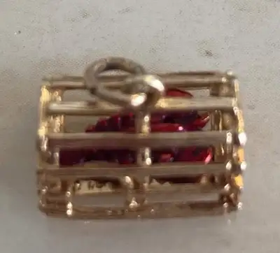 Rare ,Petit cage à Homard avec petit Homard dedans la cage en or 10 j’ai acheté dans une bijouterie...