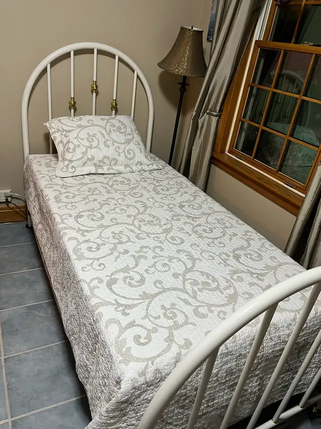 Lit simple blanc et or en métal in Beds & Mattresses in Sherbrooke - Image 2