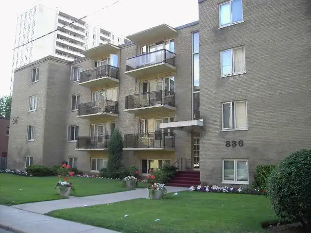 Bachelor - walk to Subway !!