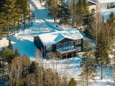 Spend the winter in a modern, fully furnished lake house built for comfort, relaxation, and privacy....