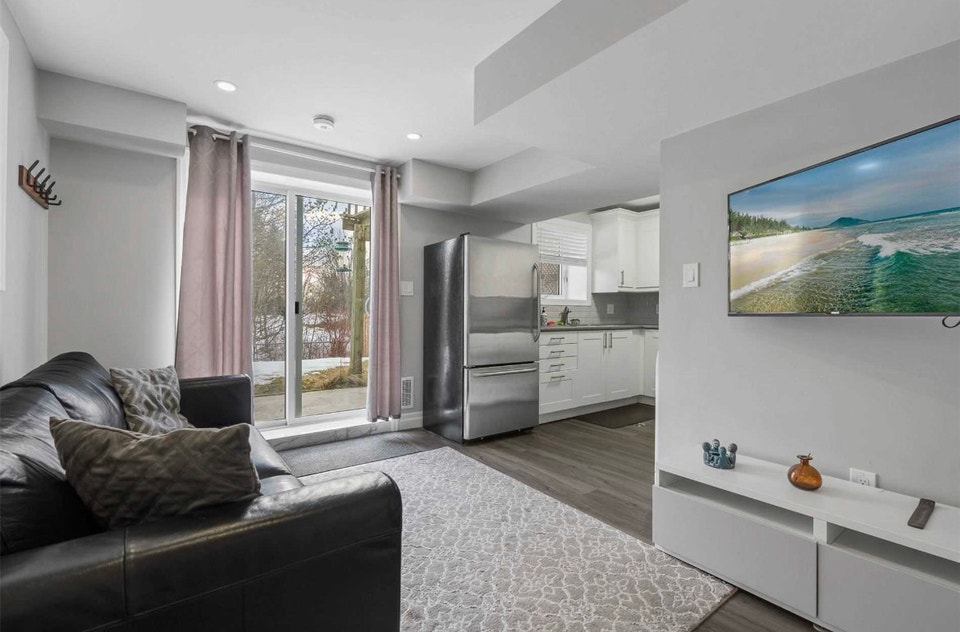 FULLY FURNISHED 1‑BEDROOM WALKOUT BASEMENT 3
