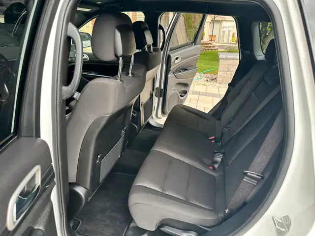 2011 Jeep Grand Cherokee Laredo – Minor issue, full transparency dans Autos et camions dans Ottawa - Image 13