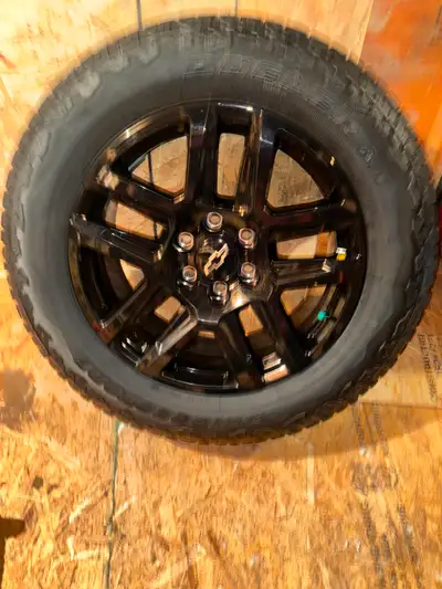 4 roues et pneus Bridgestone dueler plus roues original silverado Z71 2025 rouler seulement 7 milles...