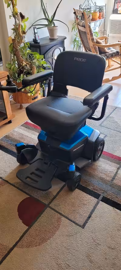 Chaisse roulante electrique Marque : Pride Model: Go-chair 2024 Acheté neuf pour 2800$ , servi 1 foi...