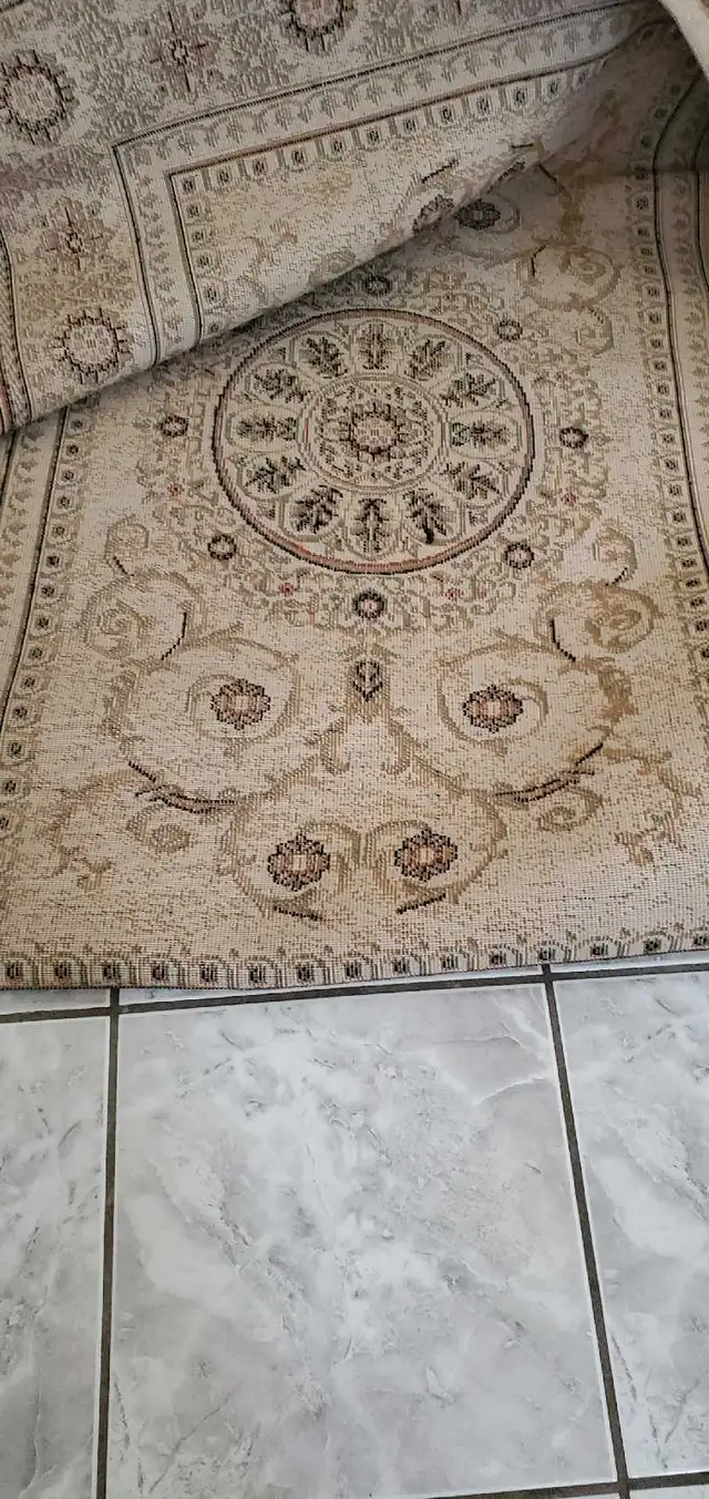 Rug for bedroom in Rugs, Carpets & Runners in Oshawa / Durham Region - Image 4