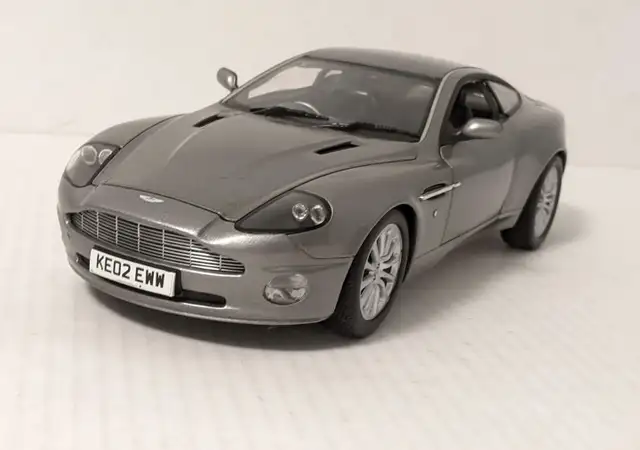BEANSTALK 1/18 ASTON MARTIN V12 VANQUISH 007 // autoart kyosho in Arts & Collectibles in Oakville / Halton Region - Image 3