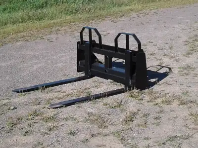 Fourche à Palettes combiné avec un pic à balles rondes et carrées. Fournis avec un jeu de fourches 4...