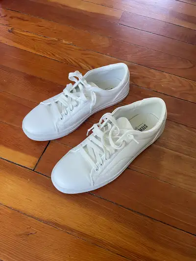 Size 11 Nice shoes, just a little too big for me. Worn outside once