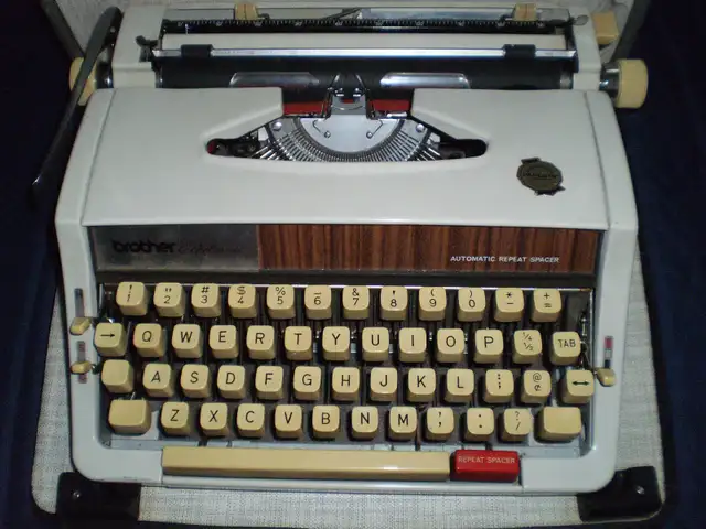Portable Manual Typewriter, Brother Echelon 89, 1970 in Arts & Collectibles in City of Toronto - Image 2