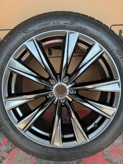2004 Lexus Rx 350 F sport tires and rims 235/50R/21 with tpms no centre cap used about 9000 km like...