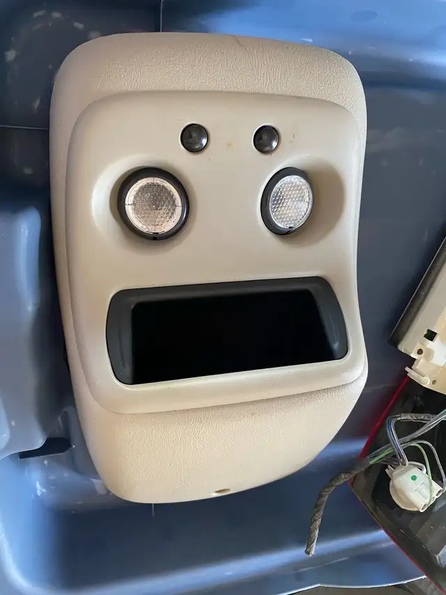 2003 - 2007 Silverado Avalanche Sierra parts in Auto Body Parts in London - Image 4