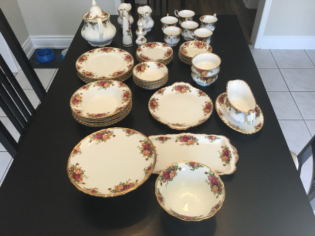 Royal Albert Old Country Roses, 6 place settings, 51 pieces in Kitchen & Dining Wares in Oakville / Halton Region - Image 3