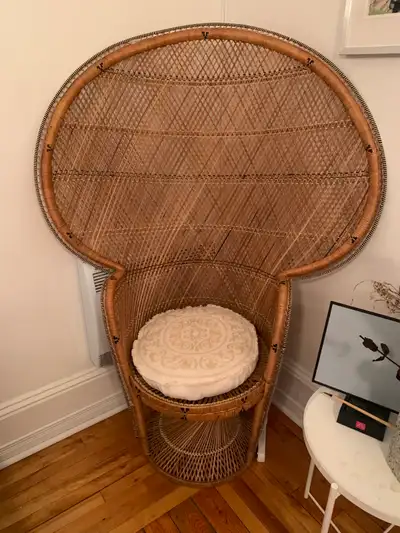 Peacock rattan chair/ Fauteuil en rotin Pillow not included. Oreiller pas inclus. Pick up only (Le P...