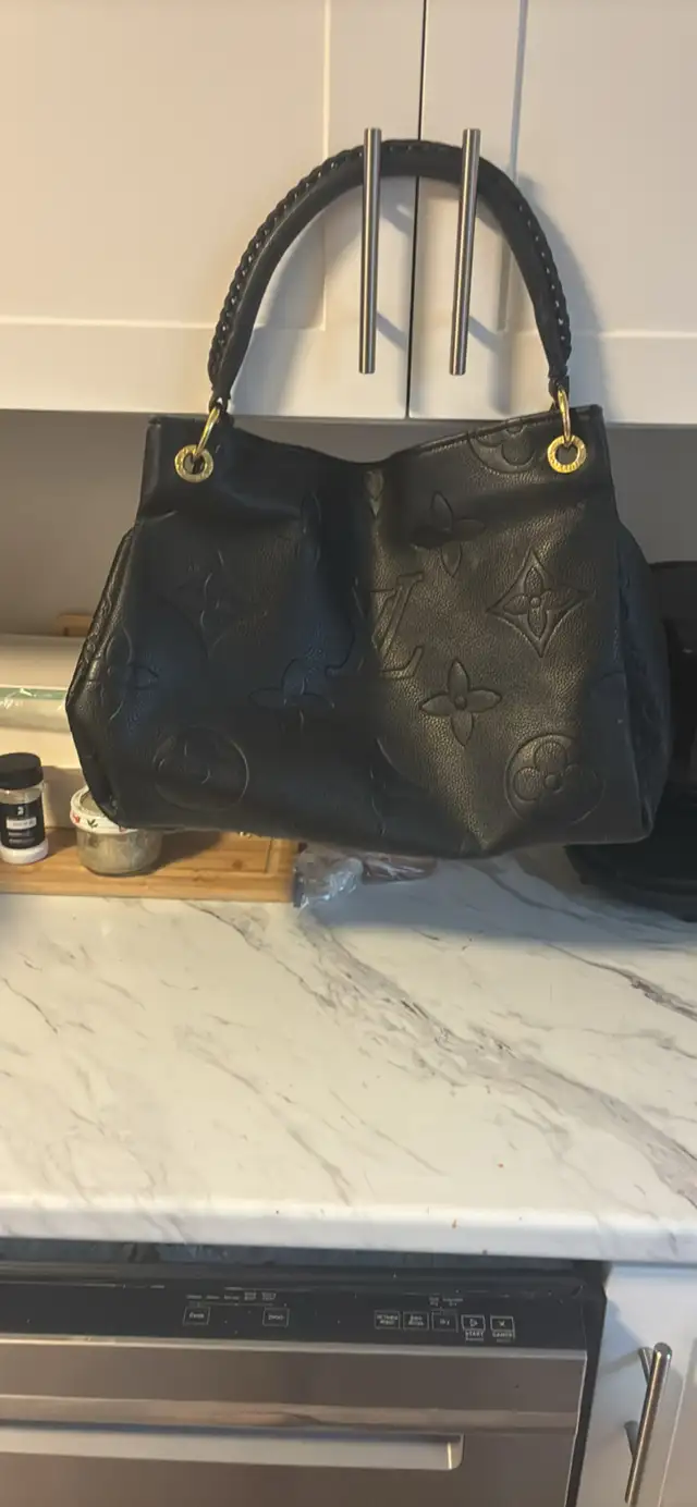 LV duffle/purse with matching clutch bag inside needs fixed in Women's - Bags & Wallets in Sudbury - Image 2