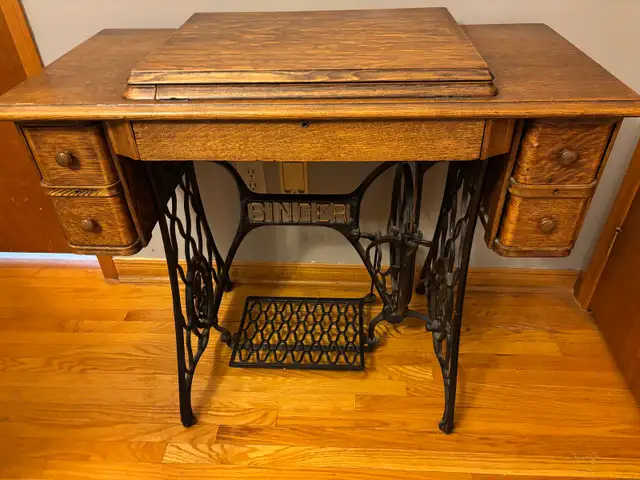Singer sewing machine table in Other Tables in Oshawa / Durham Region - Image 2