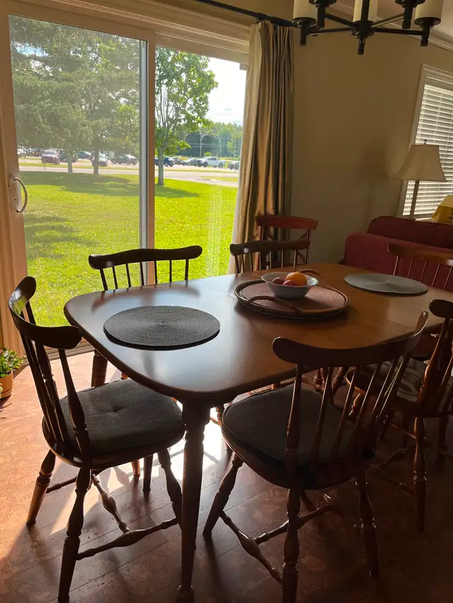 Vilas rock maple dining table and six chairs in Dining Tables & Sets in Moncton - Image 3
