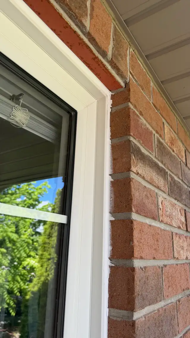 Cascade Renovation Exterior Window Re-Caulking in Windows & Doors in City of Toronto - Image 3