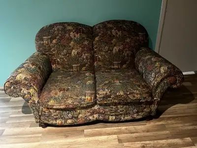 Gratuit Une causeuse . Nous ne livrons pas.