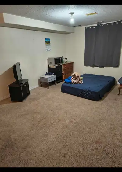 I am offering a large room for rent, ideal for someone looking for ample space. The room is unfurnis...