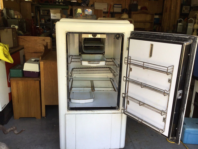 Vintage Westinghouse Refrigerator $500 in Refrigerators in Trenton - Image 2