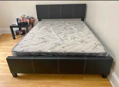 Ce lit Queen avec matelas est idéal pour une chambre d'amis ou un espace plus restreint. Le cadre de...