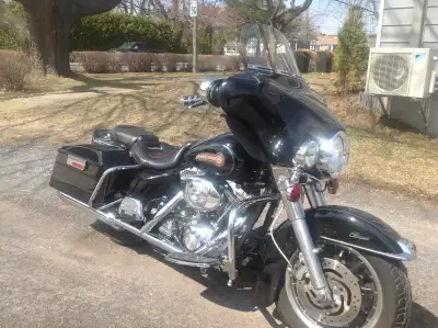Harley Davidson FLHTC. 2005 106,000 kilomètres Moteur remplacé au complet A-83452KM par Harley David...