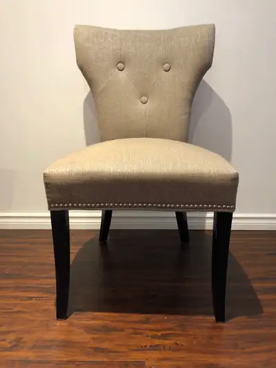 CHAISE GRISE EN TISSU, CLOUTÉ ****LIVRÉ CHEZ VOUS****, View more