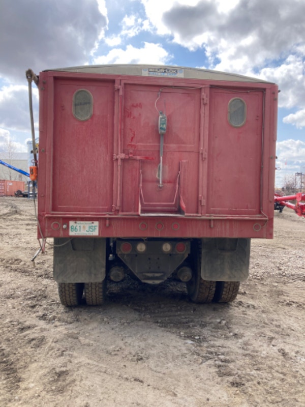 Farm grain truck L8000 ford Tandem Farming Equipment Lloydminster
