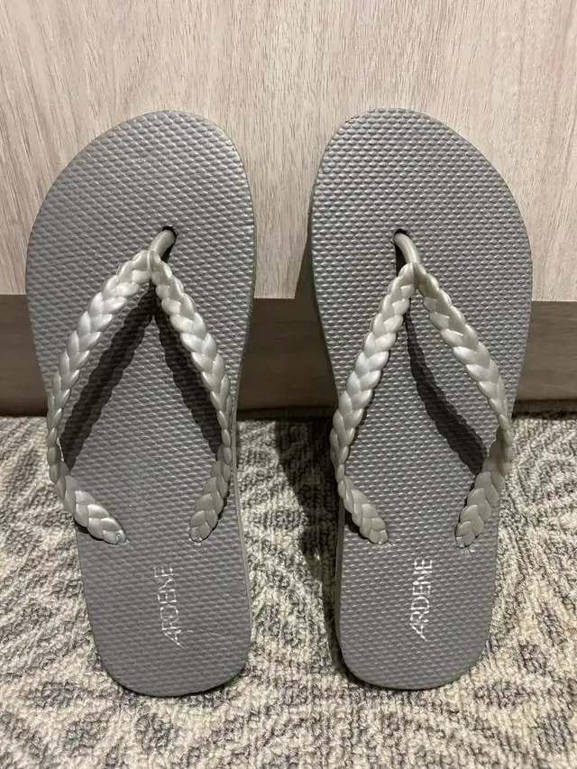 Flip-Flop Sandals NEW (Size 5-6) in Women's - Shoes in City of Montréal - Image 2