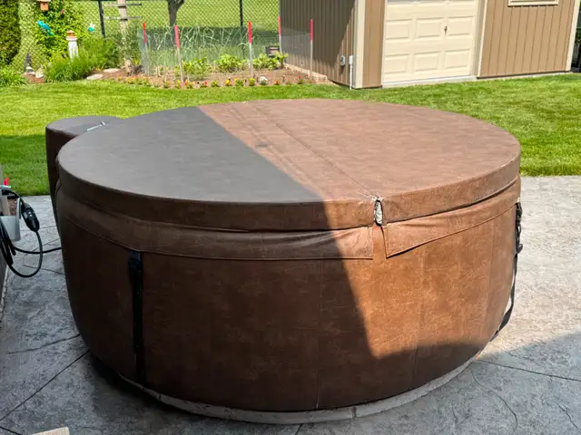 Softub 300+ Hot Tub63007358731521121