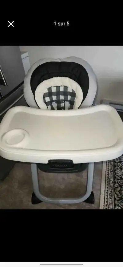 Une haute chaise presque neuve à vendre pour 55$! Payé 250$ Lavé et nettoyé. À qui la Chance?