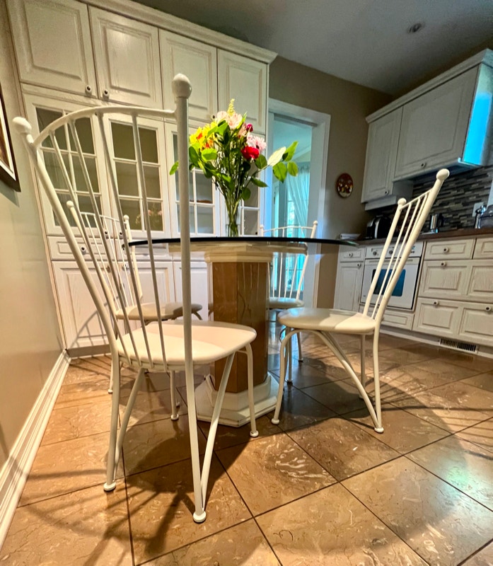 Mobilier salle à manger / cuisine (table ronde en verret chaise