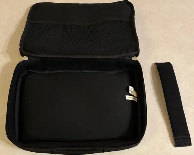 new universal Laptop case - approximately 8.5 x 11.5 x 1.5" in Laptops in Edmonton - Image 4