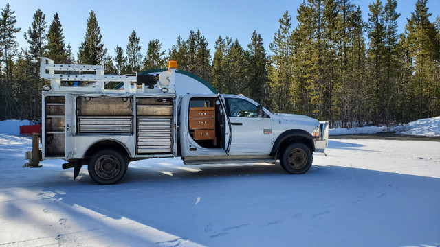 2011 Ram 5500 SLT Crew Cab 4x4 Service Mechanics Truck w/ Crane in Cars & Trucks in Whitehorse - Image 2