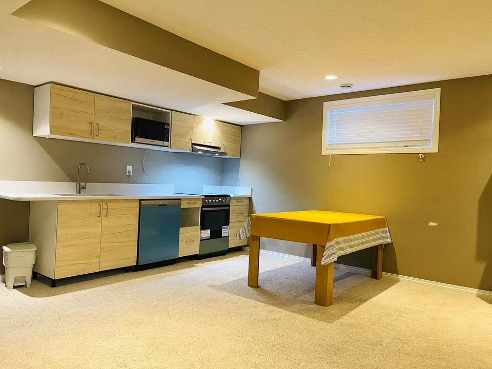 Spacious & bright Bsmt Suite in Calgary NW- Separate Entrance 4