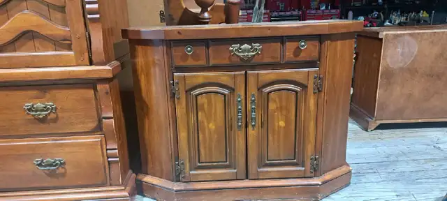 Ensemble de chambre à coucher Antique in Dressers & Wardrobes in Lanaudière - Image 3