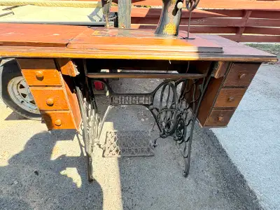 ANTIQUE 1911  FOOT PEDAL SINGER SEWING MACHINE FOR SALE, View more