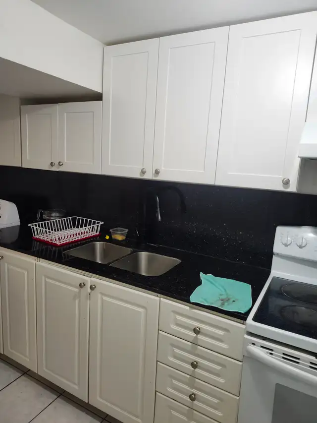 Rento basement de una habitation con sala, comedor, Cocina,baño