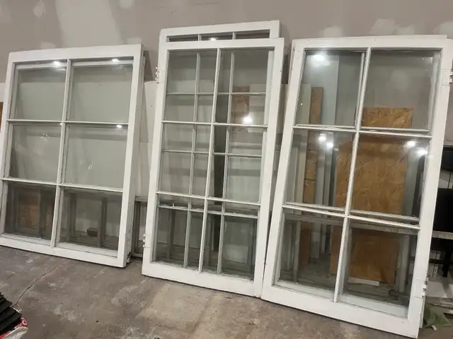 Vintage Wood Framed Windows589631828998246401