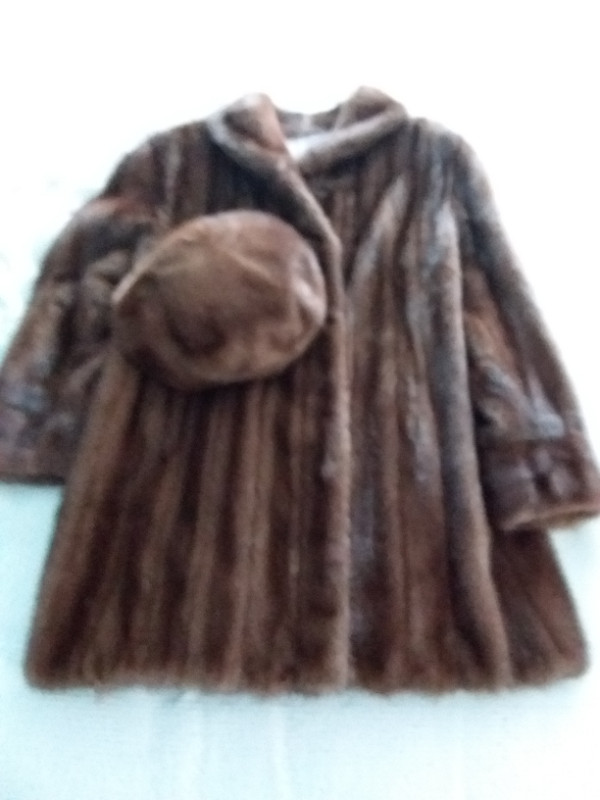 Manteau d'hiver en vison 10-12 ans avec chapeau pour femme dans Femmes - Hauts et vêtements d'extérieur  à Laval/Rive Nord