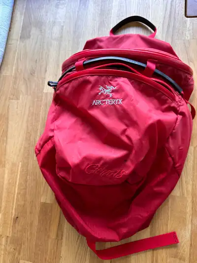 Great little day pack. No tears or rips. In very good condition.